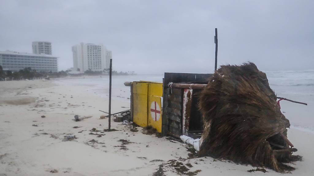 Ein Rettungsschwimmerturm liegt am Strand, nachdem er von den starken Winden in Cancun umgestürzt war. Foto: Victor Ruiz Garcia/AP/dpa
