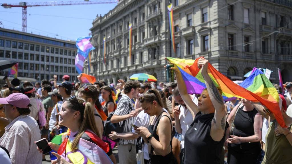 Zehntausende gingen an der Pride für die queere Jugend durch Zürich