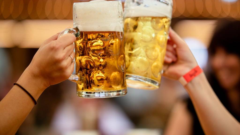 Anstossen mit weniger Promille: In Deutschland trinken immer mehr Menschen alkoholfreies Bier oder Radler. (Archivbild)