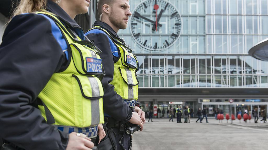 Am Bahnhof Aarau sind am Abend des Stephanstags bei Streitigkeiten zwischen jungen Männern vier Personen verletzt worden. (Archivbild)