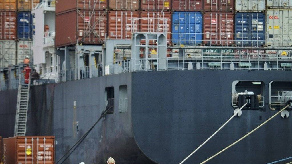 Frachtschiff im Hafen von Tianjin, China: Der Schiffsbau in Ostasien ist momentan ein Verlustgeschäft (Symbolbild).