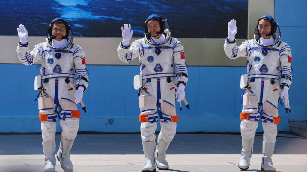 ARCHIV - Die chinesischen Astronauten der Mission «Shenzhou 20», Chen Zhongrui (r-l), Chen Dong und Wang Jie, winken bei der Abschiedszeremonie für ihre bemannte Raumfahrtmission im Jiuquan Satellite Launch Center im Nordwesten Chinas. Foto: Andy Wong/AP/dpa