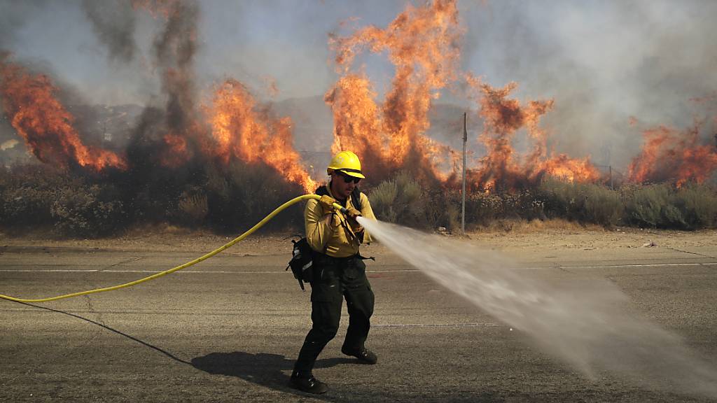 dpatopbilder - Ein Feuerwehrmann ist bei einem Waldbrand im US-Bundesstaat Kalifornien im Einsatz. Foto: Marcio Jose Sanchez/AP/dpa