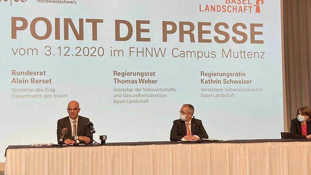 Bundesrat Alain Berset zusammen mit den Baselbieter Regierungsräten Thomas Weber und Kathrin Schweizer.