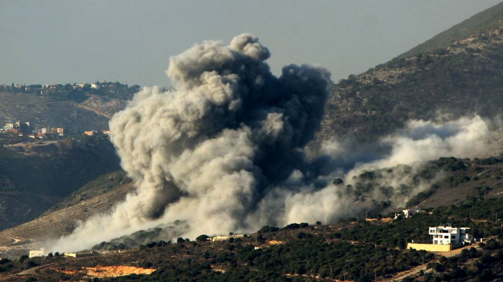 ARCHIV - Rauchschwaden nach israelischen Luftangriffen auf Hisbollah-Stellungen in dem südlibanesischen Dorf Mahmoudieh. (zu dpa: «Israel greift erneut Ziele im Libanon an») Foto: Stringer/dpa