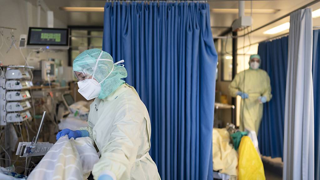 Im vergangenen Jahr wurden im Kanton St.Gallen 245 Patientinnen und Patienten mit einer Covid-19-Erkrankung auf der Intensivstation behandelt. Von den beatmeten Covid-19-Patienten verstarb fast jede zweite Person. (Symbolbild)