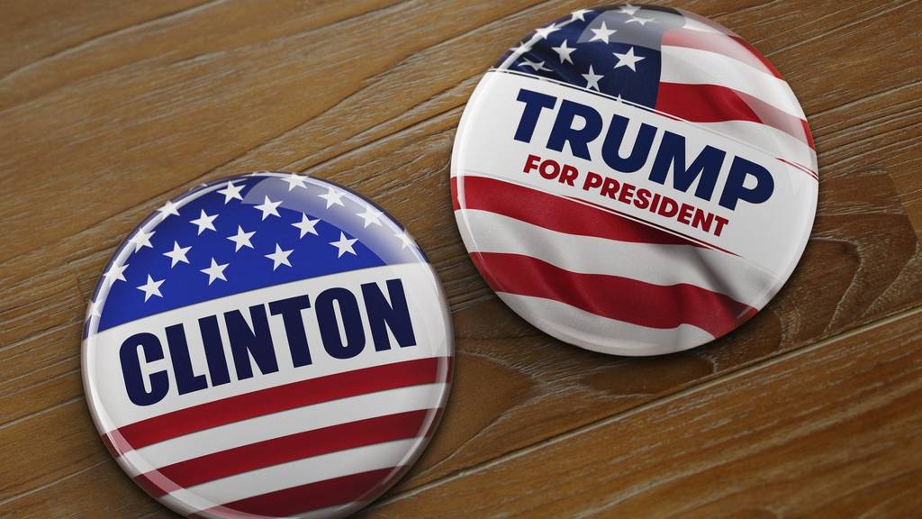 Ansteckpins der beiden Präsidentschaftskandidaten Hillary Clinton und Donald Trump. Der US-Wahlkampf stresst viele US-Bürger.