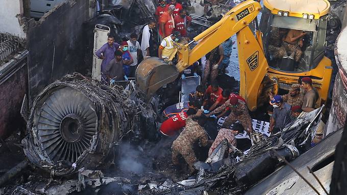 Weitere Suche nach genauer Ursache von Flugzeugabsturz in Pakistan