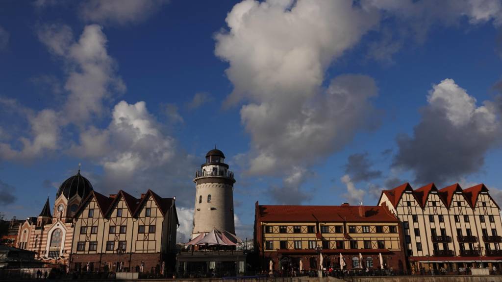 ARCHIV - Eine Häuserzeile in der russischen Ostsee-Exklave Kaliningrad erinnert an das historische Aussehen der Stadt, die einmal Königsberg hieß. Foto: Ulf Mauder/dpa (Archivbild)
