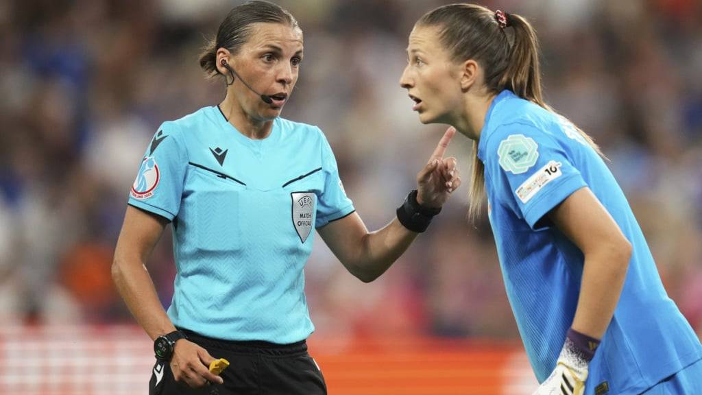 Breit anerkannte Schiedsrichterin: Stéphanie Frappart (li.) im EM-Viertelfinal mit der norwegischen Torhüterin Cecilie Fiskerstrand