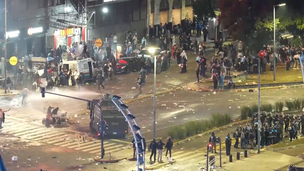 Argentinische Fans liefern sich Strassenschlachten mit der Polizei