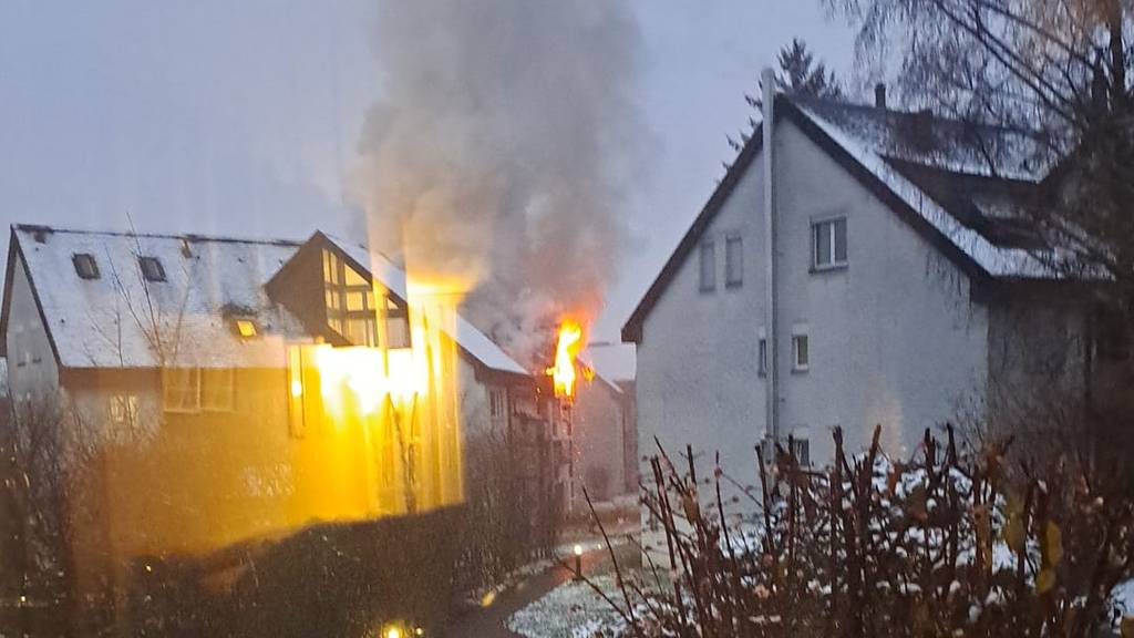 Brand eines Wohnhauses löst Grosseinsatz von Rettungskräften aus