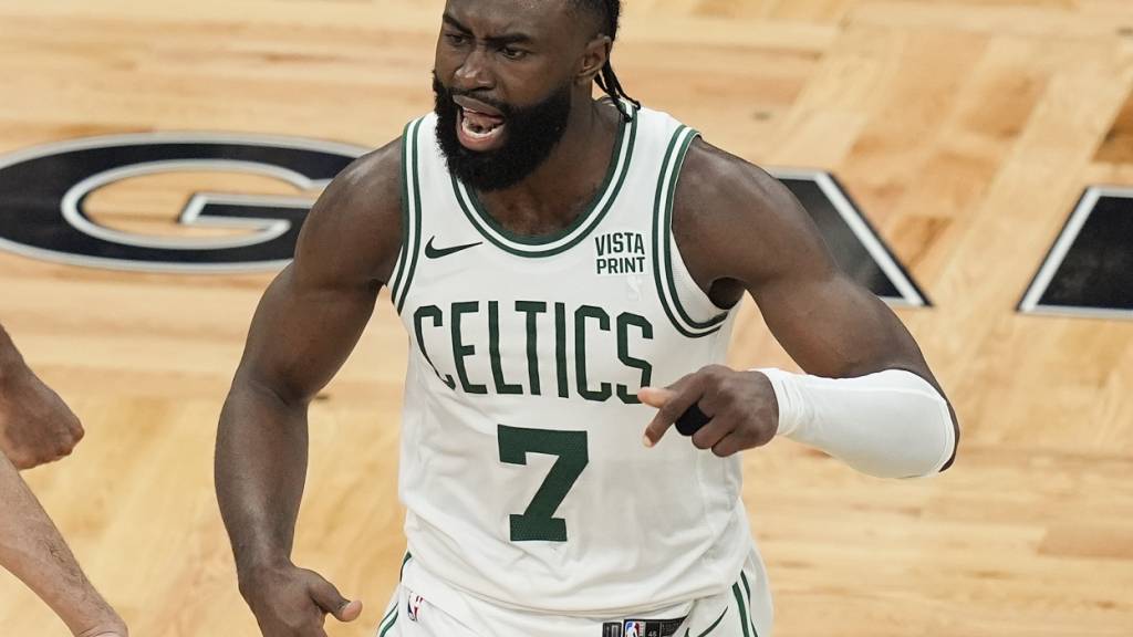 Boston Celtics' Jaylen Brown jubelt nach dem Dreipunkte-Wurf sechs Sekunden vor Schluss, der seinem Team die Verlängerung und dann den Sieg eintrug