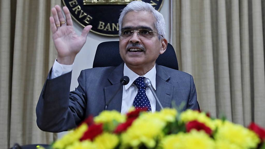 Der Leiter der Reserve Bank of India (RBI), Shaktikanta Das, gibt eine weitere Senkung der Leitzinsen bekannt.
