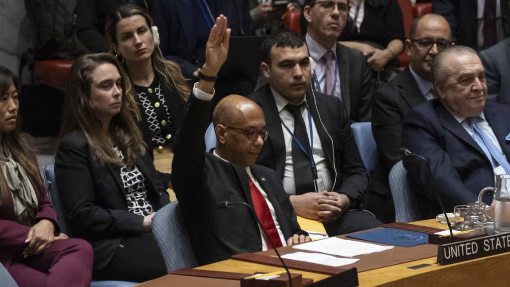 dpatopbilder - Robert Wood, US-Botschafter bei den Vereinten Nationen, stimmt gegen eine Resolution. Foto: Yuki Iwamura/AP/dpa
