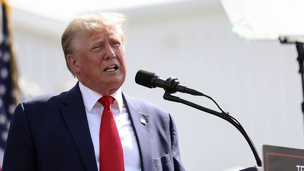 Der ehemalige US-Präsident Donald Trump spricht bei einer Kundgebung in Summerville. Foto: Artie Walker Jr./AP/dpa