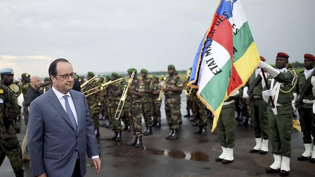 Ein letzter Besuch vor dem Abzug der Soldaten: Präsident Hollande beendet Frankreichs Militäreinsatz in der Zentralafrikanischen Republik - weil die Truppen «an anderen Fronten» gebraucht werden.