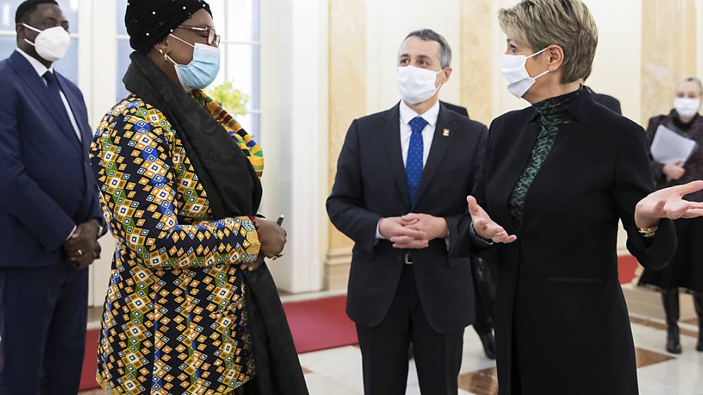 Die gambische Vizeaussenministerin Isatou Touray ist am Dienstag von Aussenminister Ignazio Cassis und Justizministerin Karin Keller-Sutter in Bern zu einem Staatsbesuch empfangen worden.