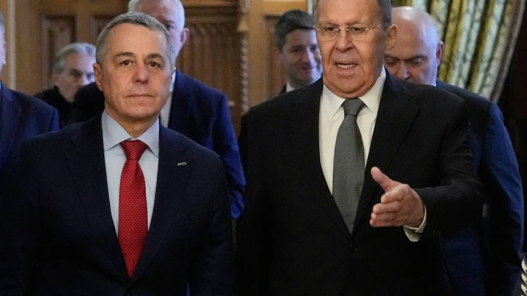 Bundesrat Ignazio Cassis (links) ist als OSZE-Vorsitzender für ein Gespräch mit dem russischen Aussenminister Sergej Lawrow (rechts) nach Moskau gereist.