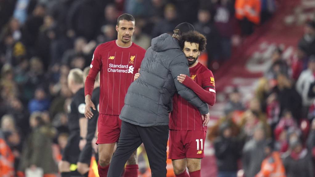Liverpools Trainer Jürgen Klopp herzt Torschütze Mohamed Salah.