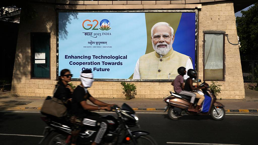Der indische Premierminister Narendra Modi auf einer Werbetafel in Neu Delhi. Foto: Manish Swarup/AP/dpa