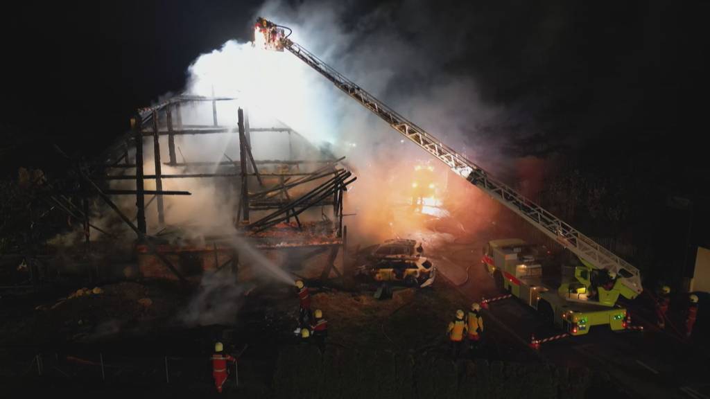 Vollbrand zerstört in Freudwil bei Uster ein gesamtes Wohnhaus