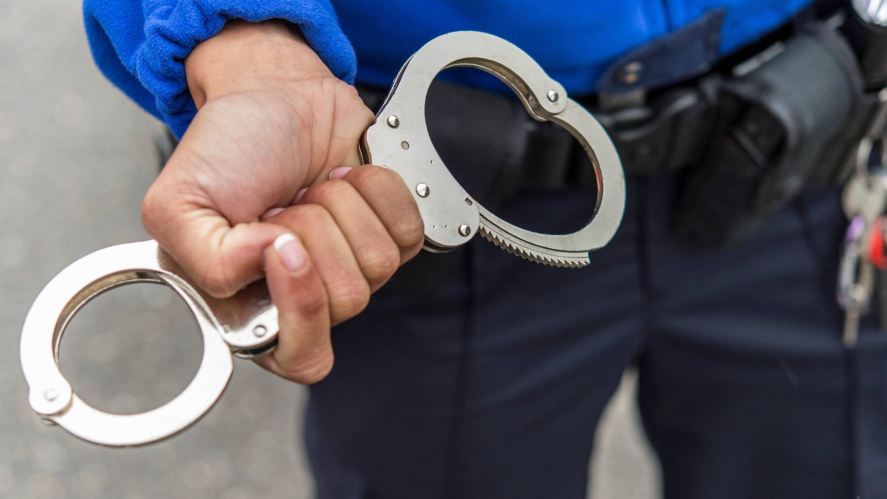 Die Stadtpolizei Winterthur hat vergangenen Freitag einen Tatverdächtigen verhaftet, weil er sich an zwei Mädchen vergangen haben soll. (Symbolbild)