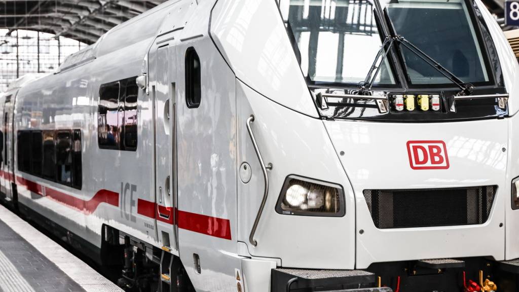 Die Bahnverbindung zwischen Stuttgart und Zürich war lange ein Ärgernis, vor allem für Schaffhauser Pendler. Nun planen SBB und DB weitere Massnahmen, um die Pünktlichkeit zu verbessern. (Symbolbild)