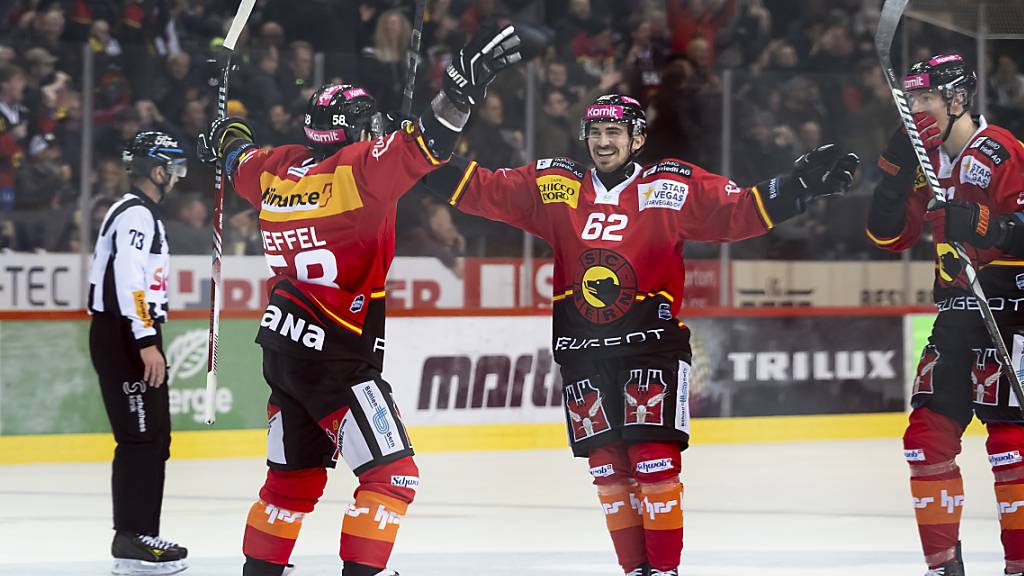 Romain Loeffel (links) traf äusserst kurios zum 1:0 für Bern gegen Fribourg