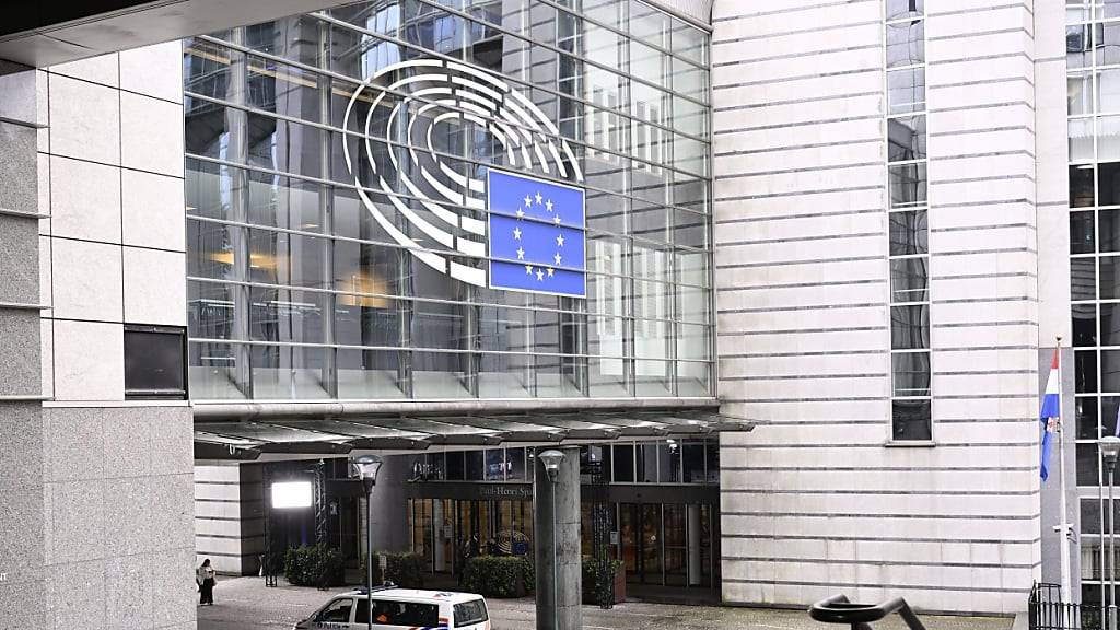 dpatopbilder - Polizeiautos vor dem Europäischen Parlament in Brüssel. Foto: Laurie Dieffembacq/Belga/dpa