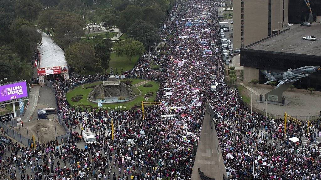 Zehntausende Menschen demonstrieren in Lima gegen Gewalt gegen Frauen.