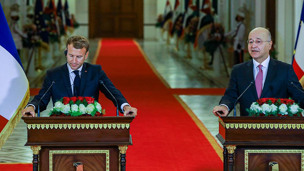 Bei einem Treffen in Bagdad soll es neben einer Annäherung der beiden Erzfeinde Iran und Saudi-Arabien auch um deren Stellvertreterkonflikte in der Region gehen. Neben Barham Salih (rechts), Präsident vom Irak, ist auch Emmanuel Macron, Präsident von Frankreich, dabei.