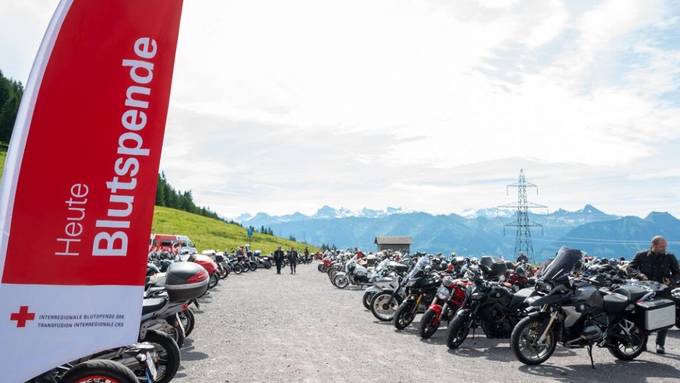 550 Motorradfahrer spenden auf dem Glaubenberg Blut