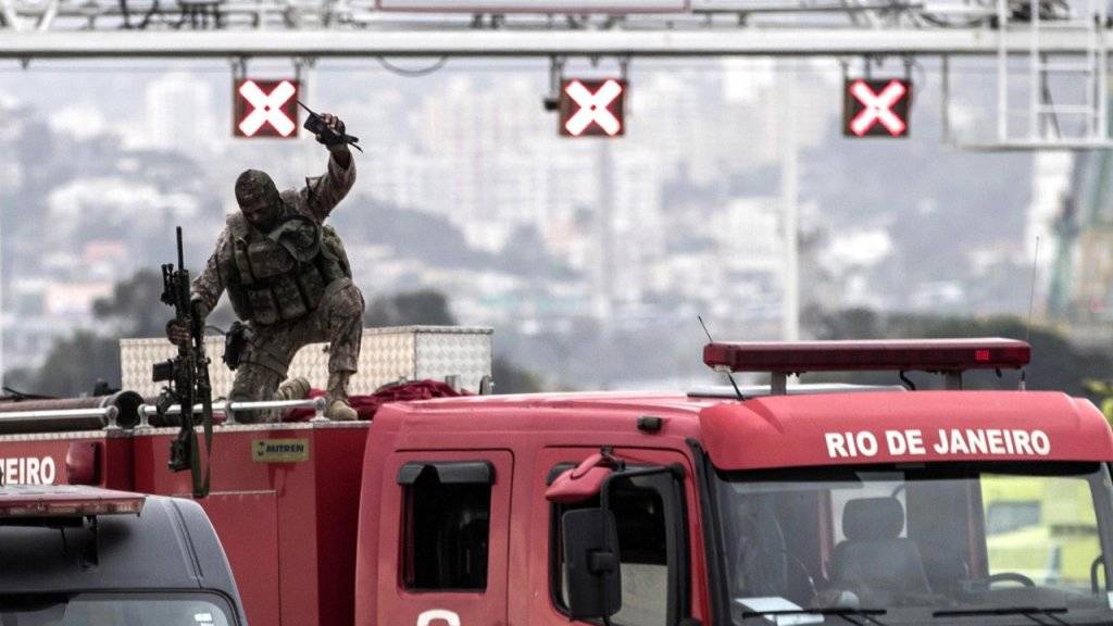 Ein Scharfschütze der Polizei in Rio jubelt nach der Tötung eines Geiselnehmers in einem Bus. (Archivbild)