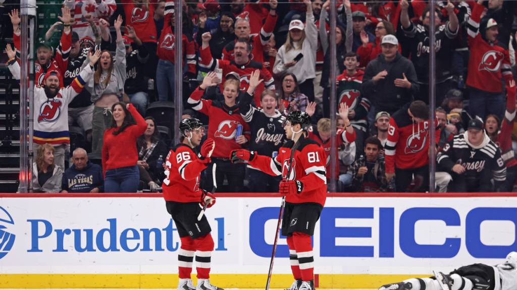 Die Devils lassen sich vor eigenem Anhang feiern, der Gegner liegt flach