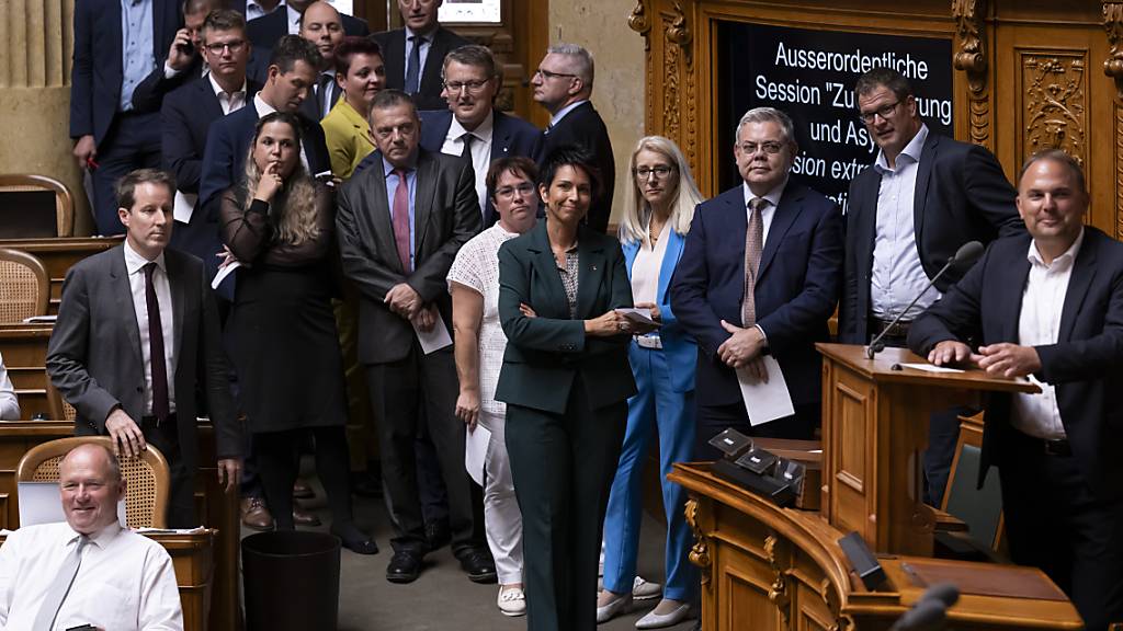 Mitglieder der SVP-Fraktion stehen bereit, um Justizministerin Elisabeth Baume-Schneider Fragen zu Asyl und Migration zu stellen.