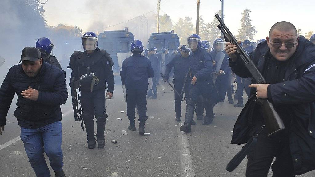 Die Polizei löste eine Demonstration in Algier mit Wasserwerfern und Tränengas auf.