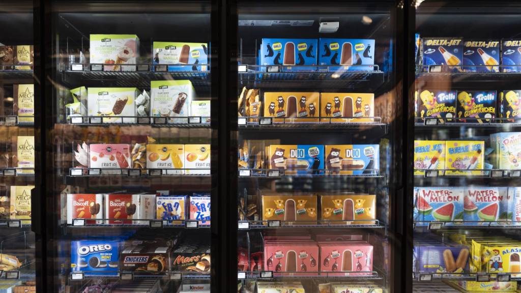 Der Hitzesommer hat die Glaceproduktion der Migros angeheizt. Angesichts der Hitzewellen hat der Detailhändler so viel Glace hergestellt wie seit mehreren Jahren nicht mehr. (Archivbild)