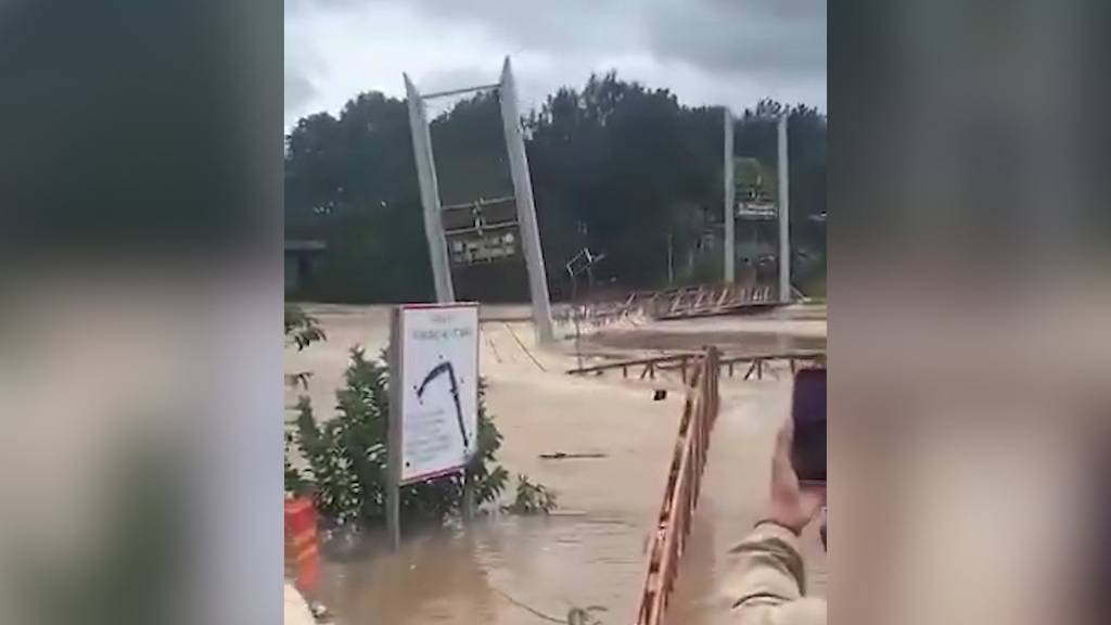 Unwetter in Vietnam: Hängebrücke wird mitgerissen