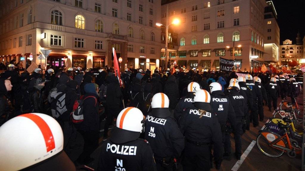 Szene der Kundgebung gegen den Akademikerball am Freitagabend in Wien.