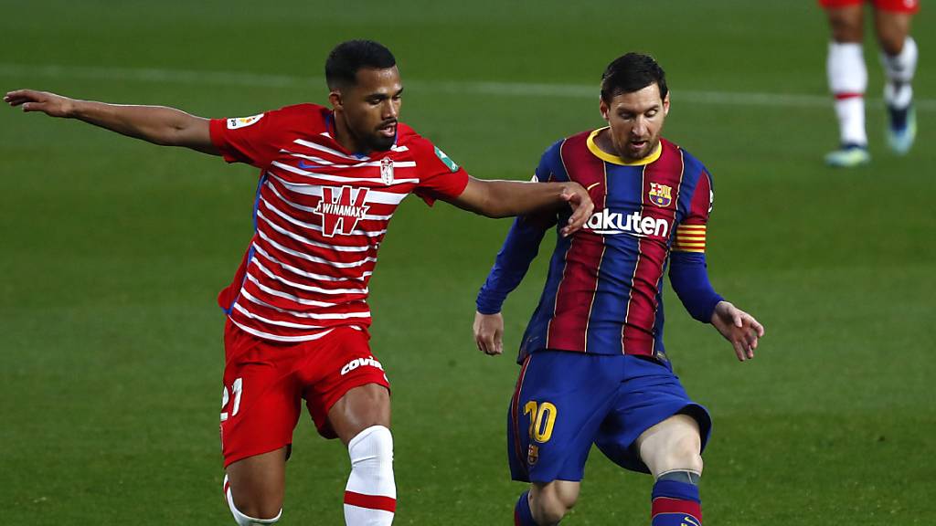 Lionel Messi (rechts) gegen Granadas Yangel Herrera.