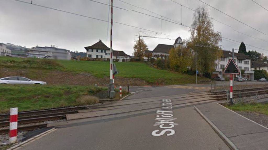 Beim Bahnübergang in Wilen stürzte ein Velofahrer auf die Gleise - kurz bevor der Zug kam.