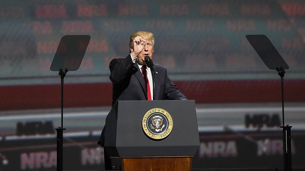 US-Präsident Trump versprach der mächtigen Waffenlobby, für die Rechte von Waffenbesitzern einzutreten.