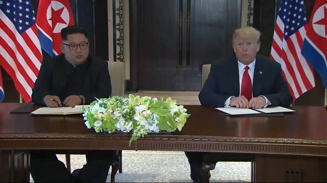 Trump und Kim unterzeichnen Vereinbarung vor TV-Kameras