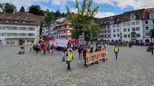 1000 Personen marschieren an Frauenstreik-Demo durch St.Gallen