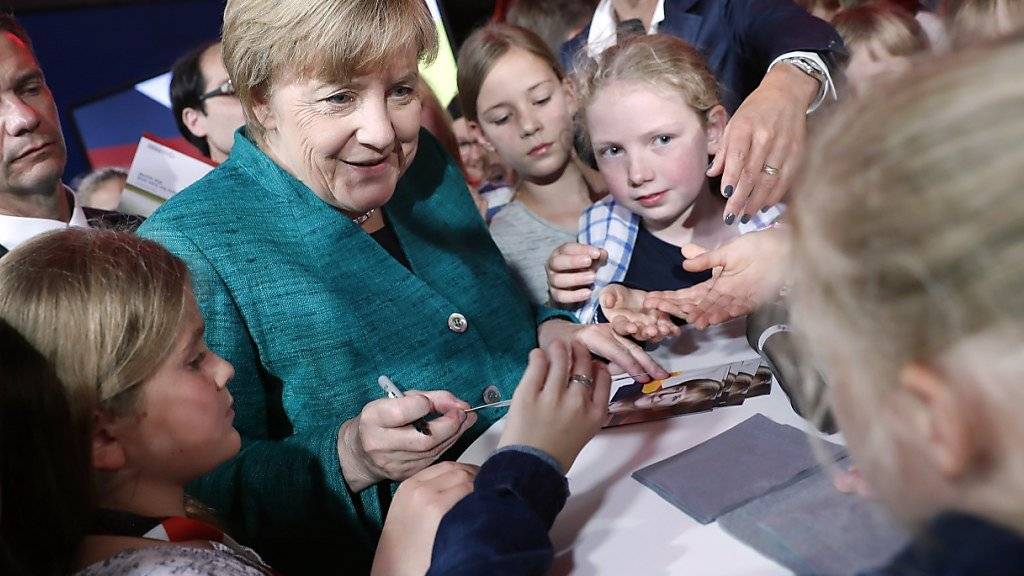Angela Merkel ist auch bei deutschen Kindern und Jugendlichen beliebt: Bei der U18-Wahl holten CDU und CSU in Deutschland am meisten Stimmen. (Archiv)