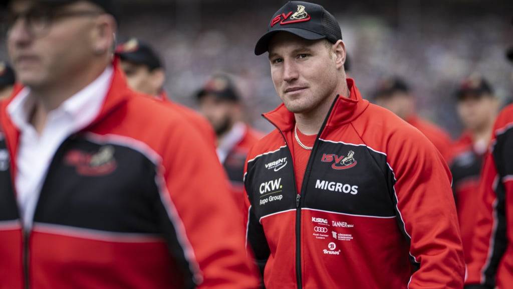 Der amtierende Schwingerkönig Joel Wicki beim Einmarsch am Samstagmorgen in die Arena des Eidgenössischen in Mollis GL.