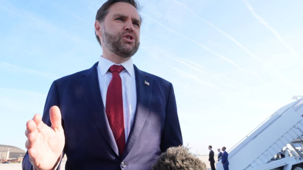 dpatopbilder - US-Vizepräsident J.D. Vance spricht zur Presse, bevor er auf der Joint Base Andrews an Bord der Air Force Two geht, um zu Gesprächen über den Iran nach Pakistan zu fliegen. Foto: Jacquelyn Martin/AP POOL/AP/dpa