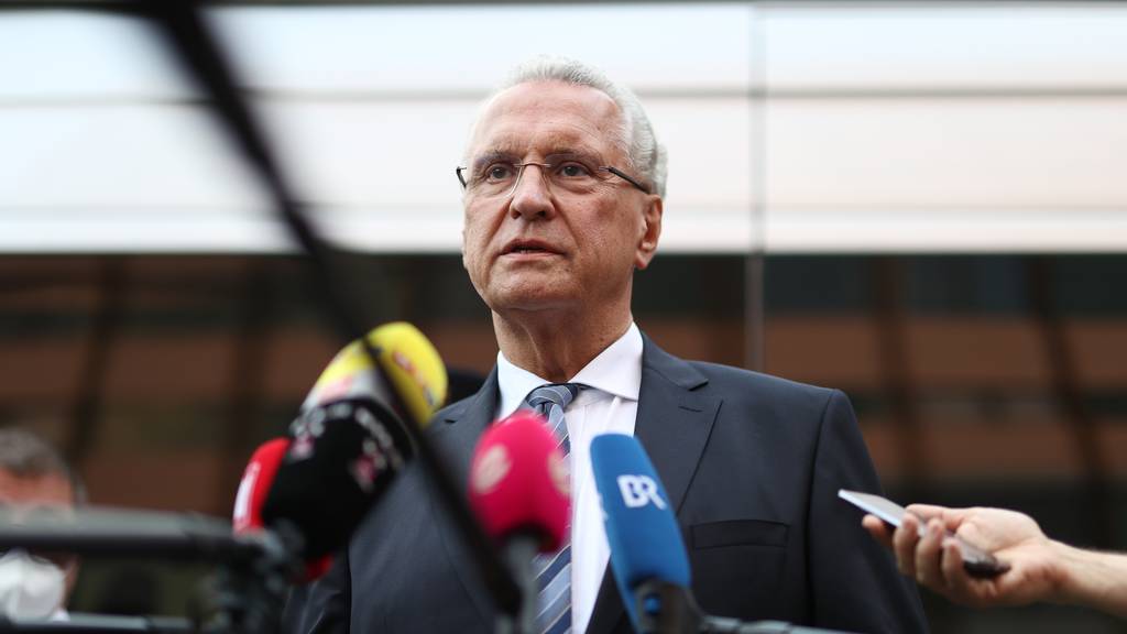 Bayerns Innenminister bei der Medienkonferenz.