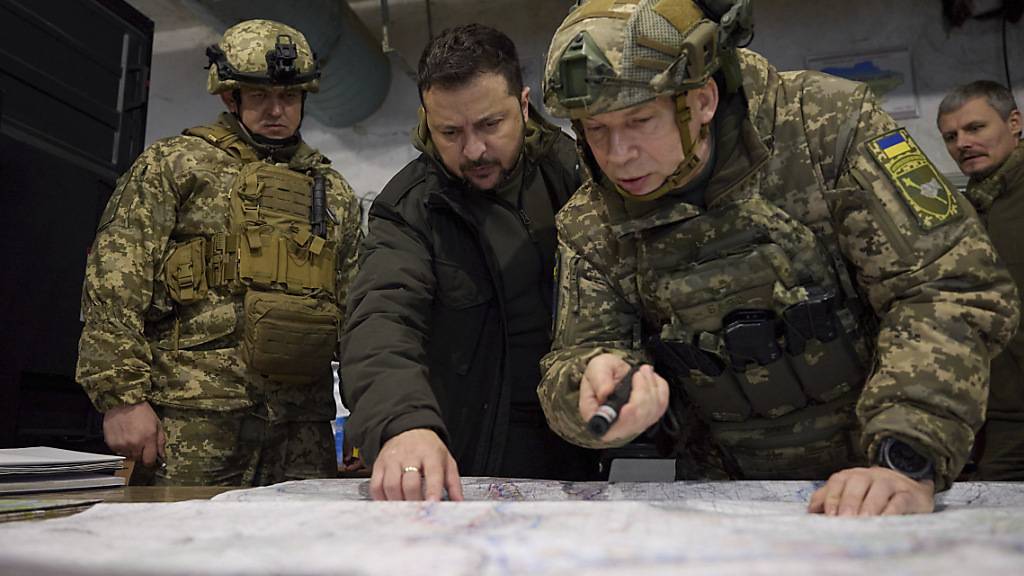 dpatopbilder - HANDOUT - Der ukrainische Präsident Wolodymyr Selenskyj (M) wird bei seinem Besuch in einem Kommandoposten in Kupjansk im Frontgebiet über die Kriegssituation informiert. Foto: ---/Pool Planet Pix via ZUMA Press Wire/dpa - ACHTUNG: Nur zur redaktionellen Verwendung im Zusammenhang mit der aktuellen Berichterstattung und nur mit vollständiger Nennung des vorstehenden Credits